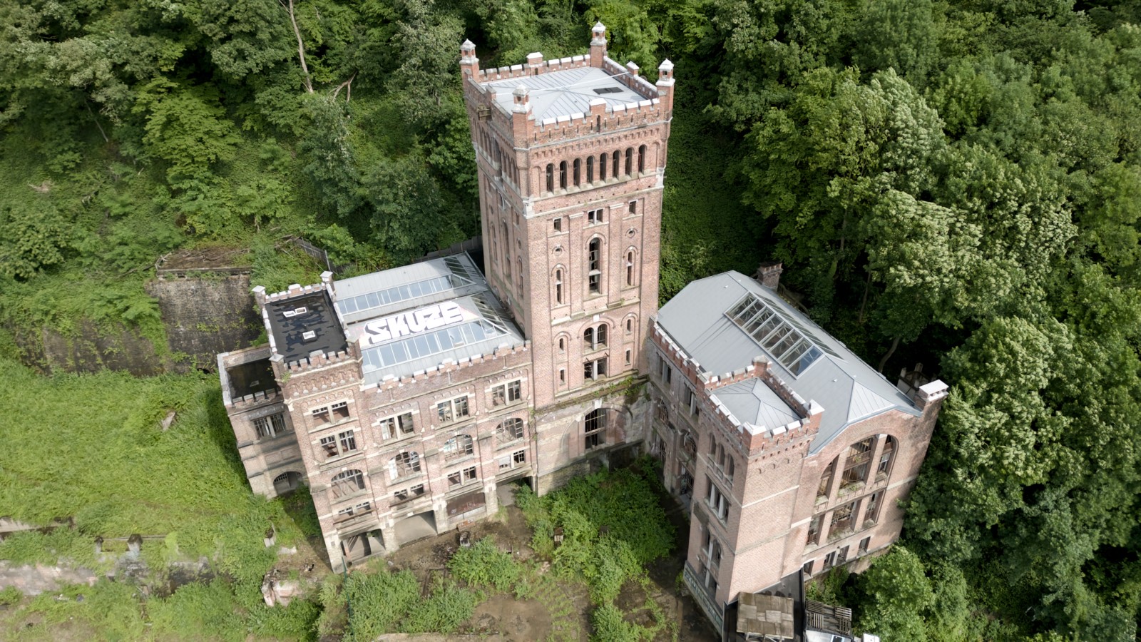 Dominantes Industriedenkmal im Stile einer Burg